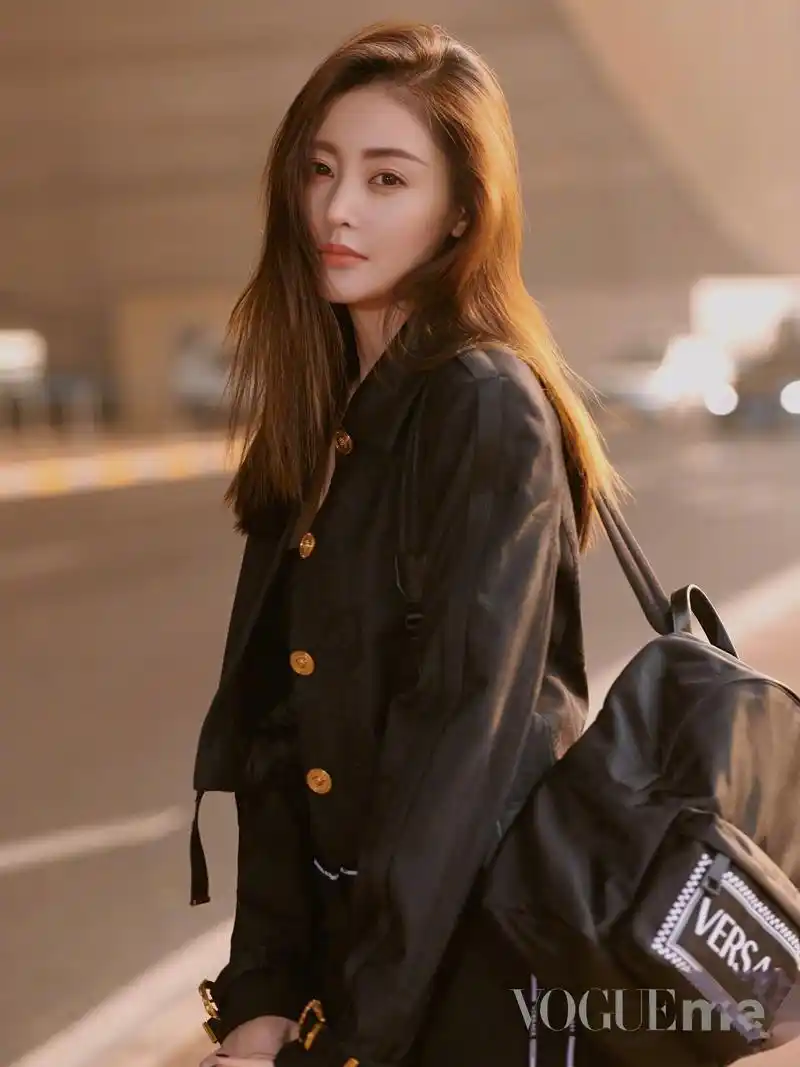 张天爱机场look长腿吸睛气场十足!期待天爱接下来的时尚表现!