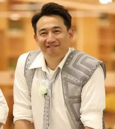 49岁黄磊后悔生三胎儿子坦言年龄相差大以后打都打不动