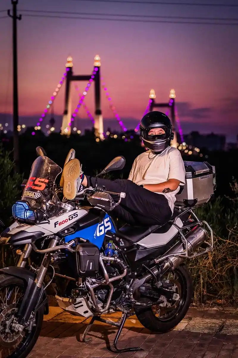 摩托车 #机车摄影 #夜拍 #每一帧都是热爱  宇宙的有趣 - 抖音