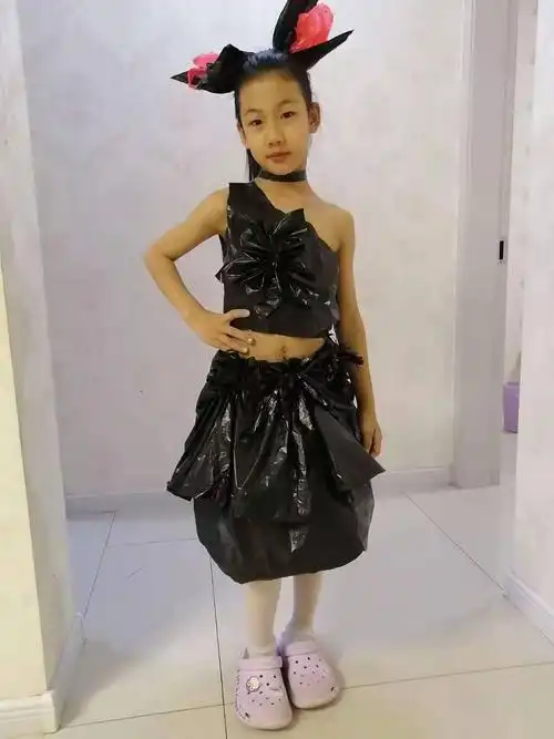 他们用各种颜色的塑料袋,或者纸箱子包装袋,等废旧物品,做成了一件件