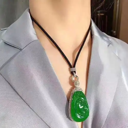 鸳鸯造型的翡翠吊坠,所象征的就是爱情的美好,对于女人而言,佩戴这一