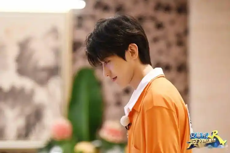 蔡徐坤奔跑吧剧照公开存在即偶像剧的坤坤又在蛊人了