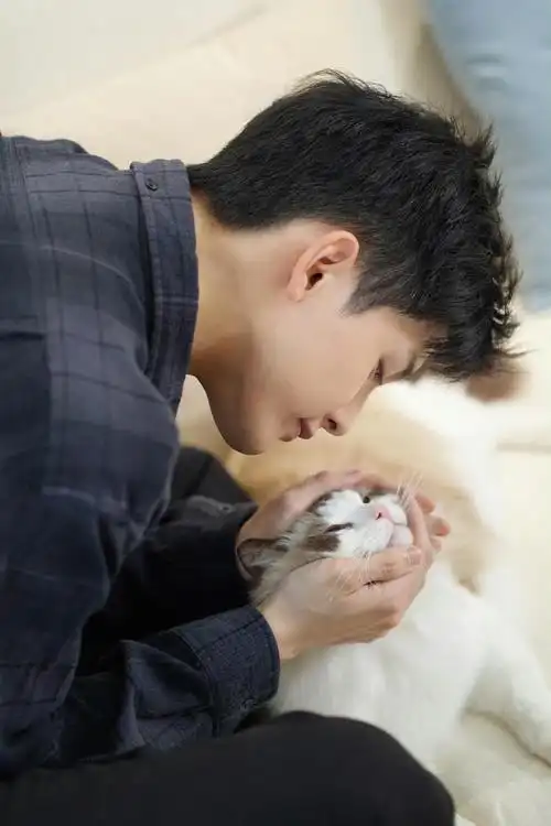 王以纶冬日随拍复古格子外套高级感满满