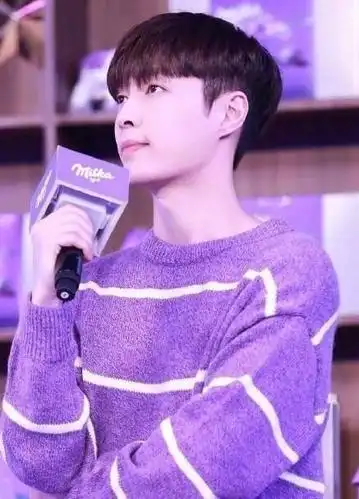 2:张艺兴吴亦凡的路线其实和王一博的还是有点像,都是走那种潮人路线