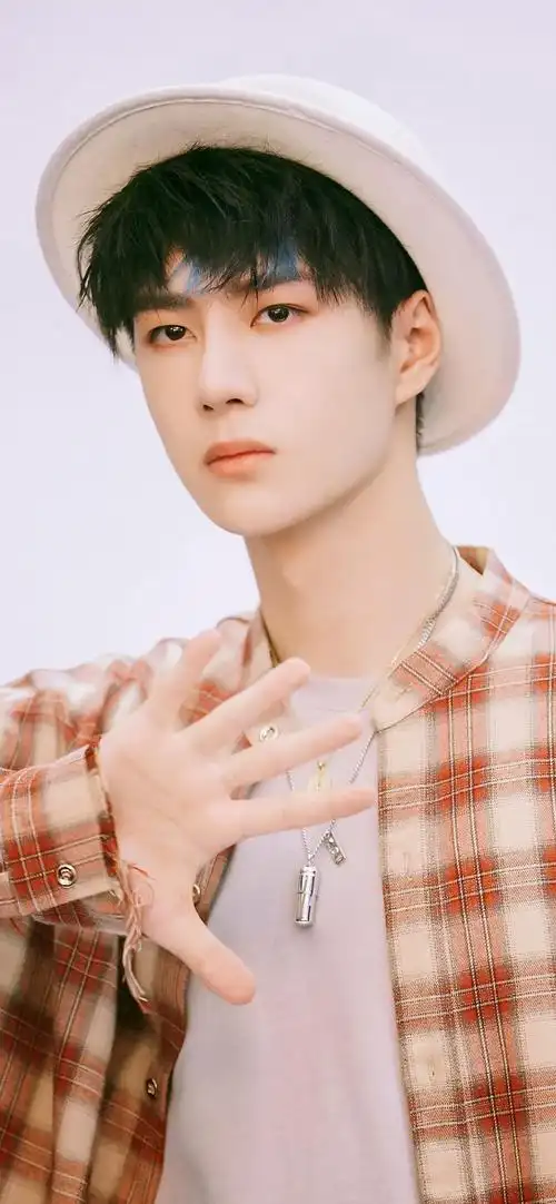 王一博帅气明星锁屏壁纸