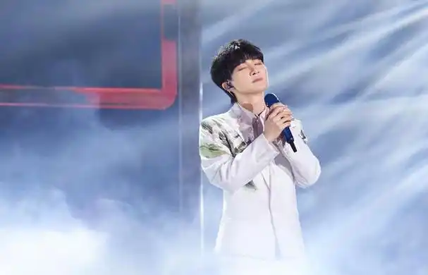 周深凭借独特的唱功从默默无闻小镇青年到一人登上六台春晚