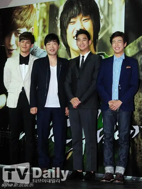 组图:金秀贤李玹雨朴基雄携手助阵新片试映会_高清图集_新浪网