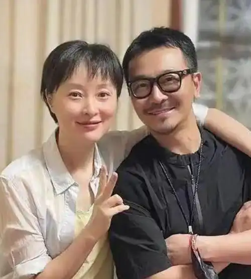 随着年龄的增长,吴越51岁时头发开始稀疏断崖式衰老.