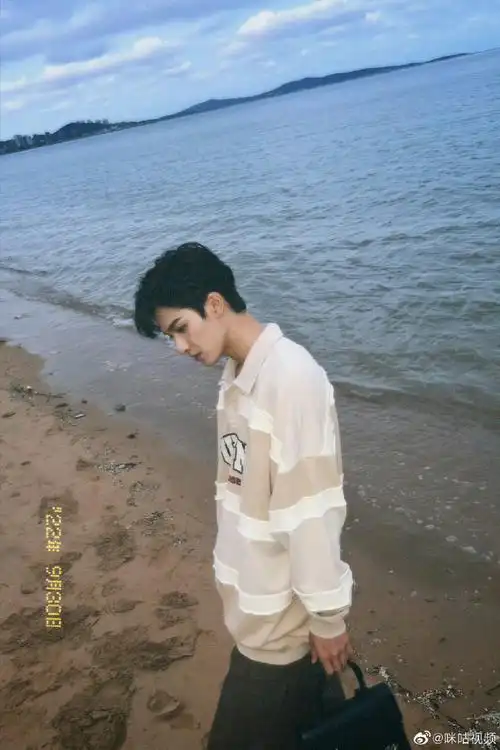 朱正廷的海边氛围感真的好绝简简单单的穿搭就足矣让人心动万分95
