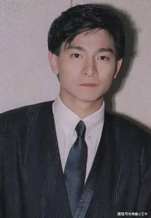 62岁刘德华近照老态龙钟?满头白发,啤酒肚抢镜,天王也老了!