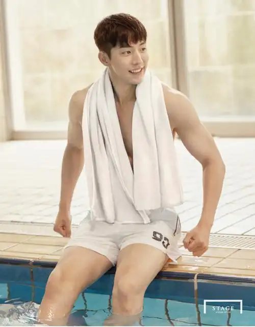 组图:出水鲜肉!韩男星南柱赫拍泳池写真