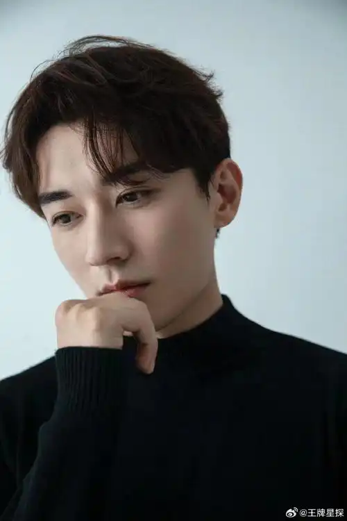 刘学义怼脸情绪大片#刘学义这组怼脸大片好帅啊,越简单越衬得五官