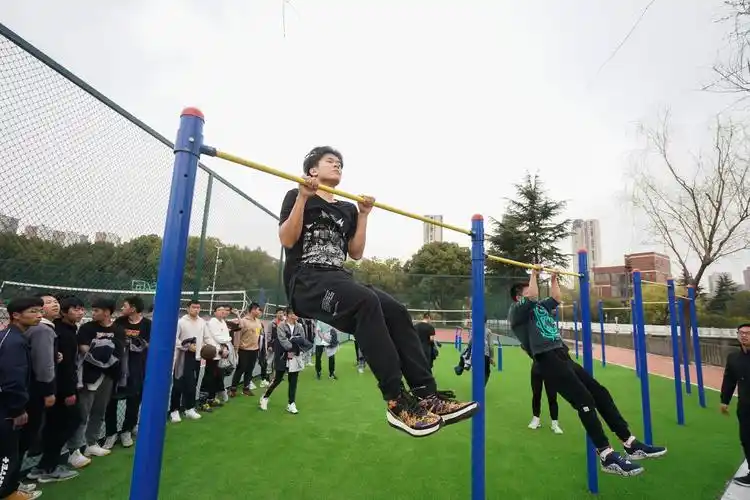 江苏锡山高中:天天一节体育课 每天锻炼一小时