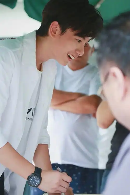 李兰迪,胡先煦在中戏报到,一个文静漂亮,一个阳光帅气!