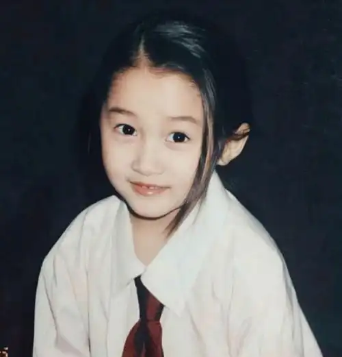 关晓彤短发童年照曝光 脸颊肉嘟嘟超可爱_小时候