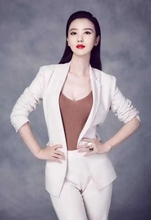 张萌中国内地女模特演员制片人主持人钢琴教师歌手