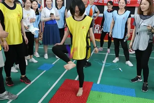 第二个项目——指压板赛道,曾经让每位选手都心有余悸,光脚