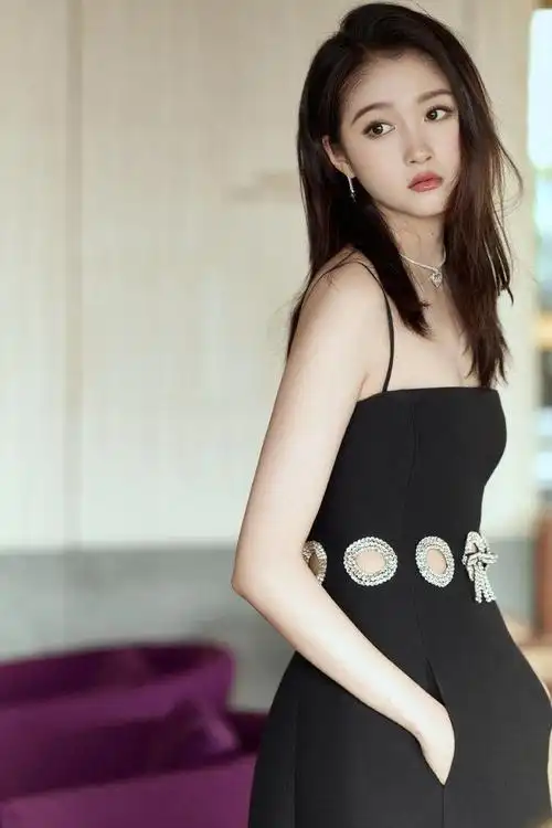 关晓彤镂空吊带黑裙鲨疯了就是说晓彤妹妹的造型终于卷起来了啊