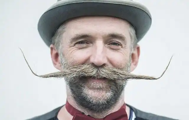 haug)头戴小礼帽,展示自己洁净的小胡子来自德国的伯恩哈德·海因兹曼