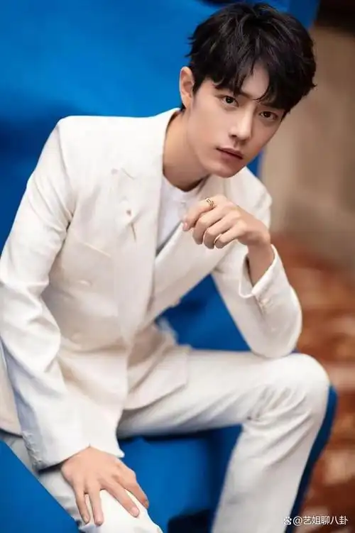 天高云淡的性情,史无前例的帅气,肖战看一眼难以忘记有多少人?