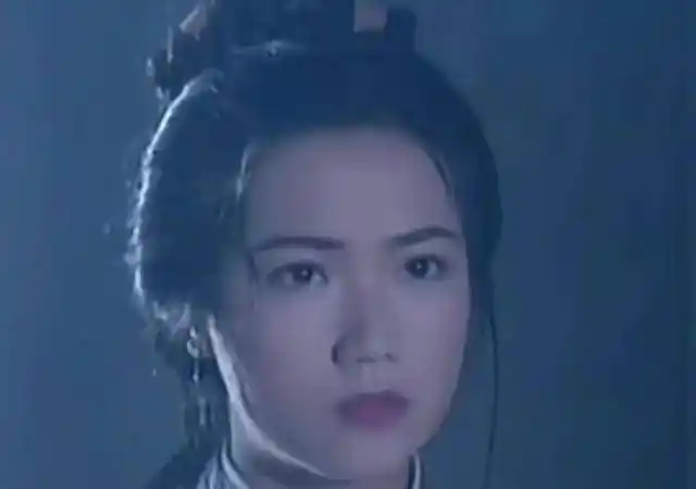 5,完颜萍(何洁珊饰演)单看李绮红的五官谈不上有多精致,但她的笑容和