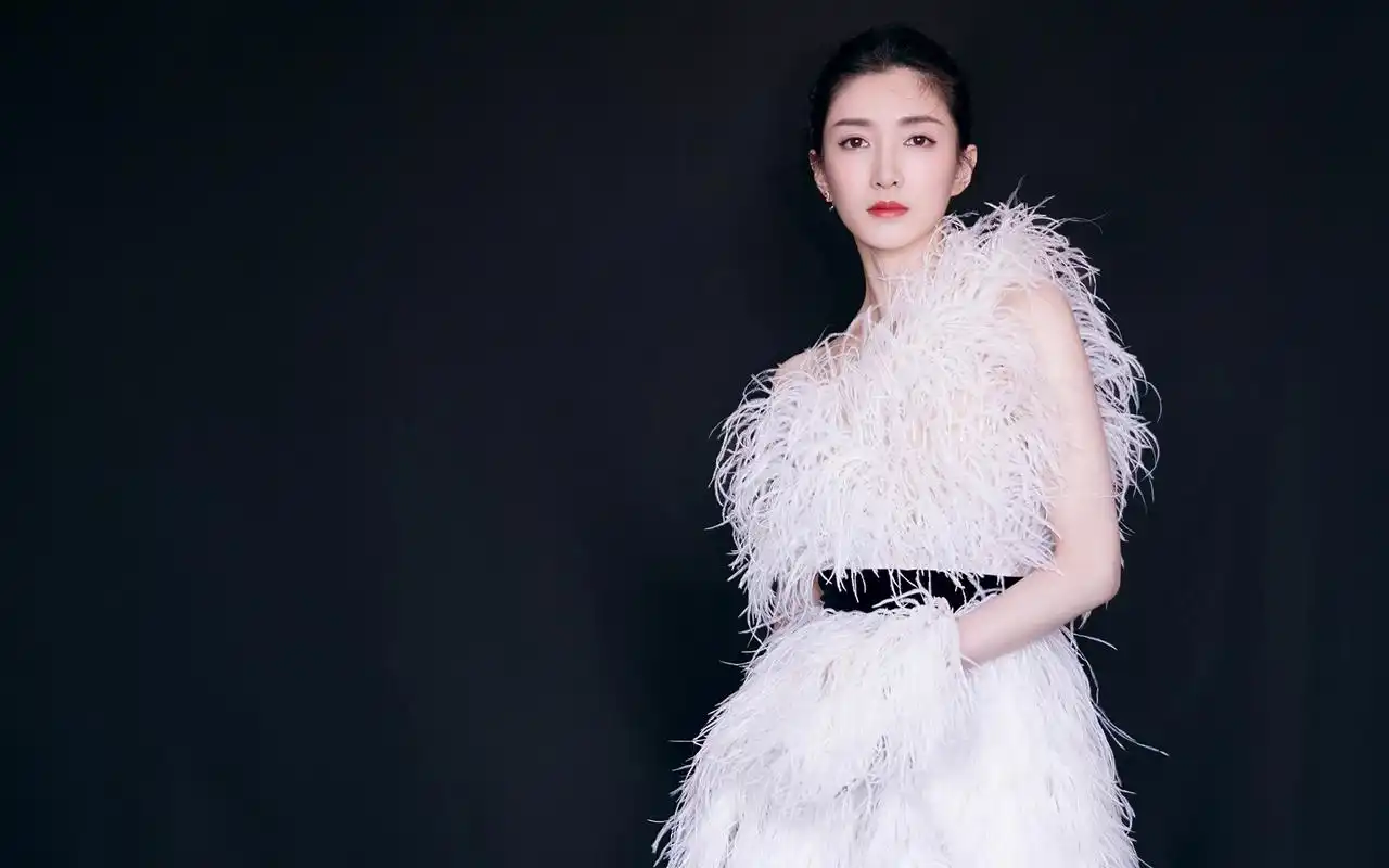 江疏影羽毛裙仙气高清桌面壁纸