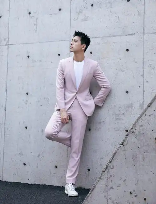 李现粉色西装帅气写真图片910
