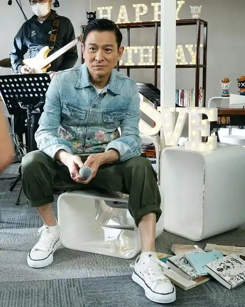 刘德华上身lv,off-white64西装,穿三原康裕?华仔原来也是鞋狗.