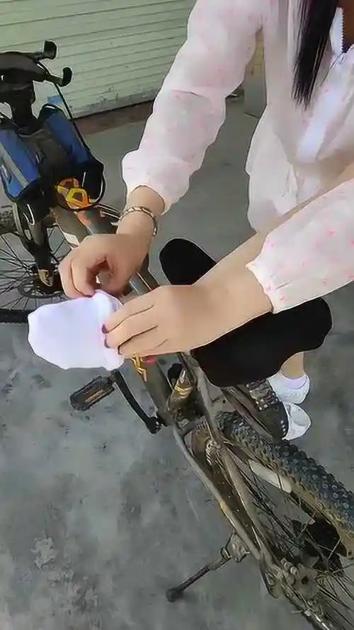 女生大夏天为什么要穿两双袜子