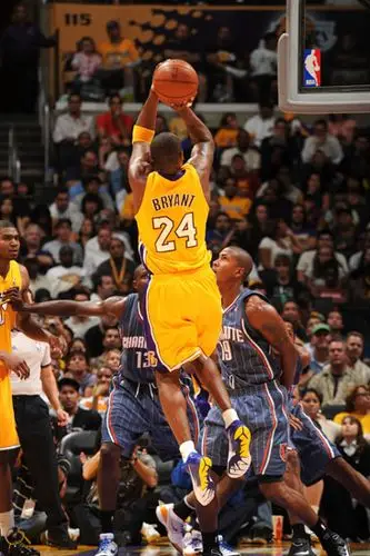 图文季前赛湖人9187山猫科比飞身跳投