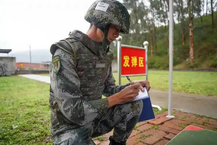 硝烟战场上的"特殊"震撼:直击手榴弹实投