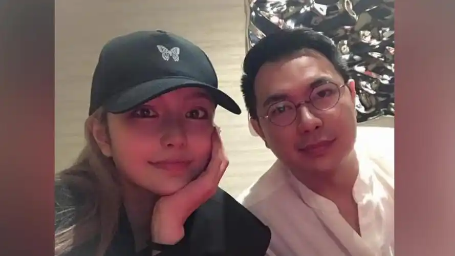 周扬青晒与异性合影 被粉丝催婚回复称不急