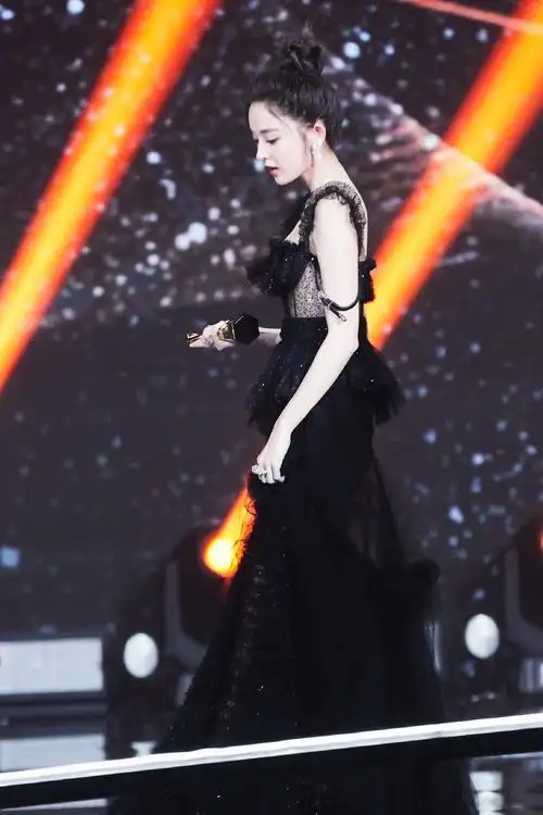 古力娜扎蕾丝礼服性感活动照