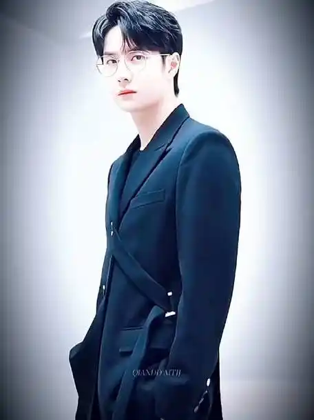 王一博#王一博戴眼镜帅呆了  自带高级儒雅感~@uniq-王一博   ccr