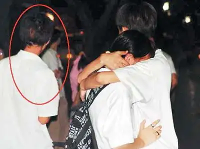 组图:小学生拥吻被偷浑然不知