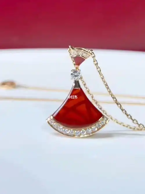 宝格丽红玉髓上下钻裙子扇子项链