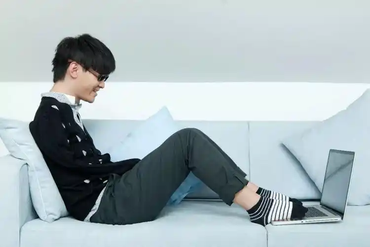 刘伟:10岁失去双臂,21岁用脚为刘德华伴奏,24岁在维也纳"加冕&