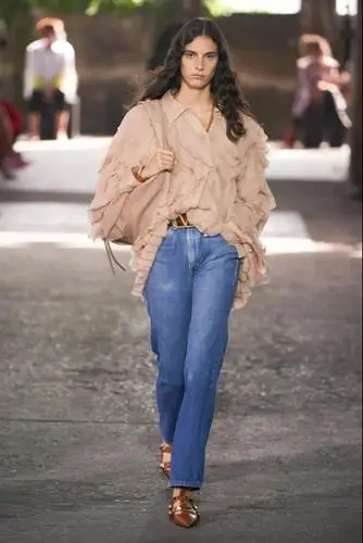 单品流行趋势2021年春夏最时尚的牛仔裤指南