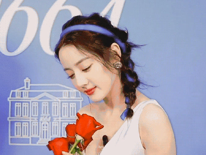 迪丽热巴蓝色发带编发