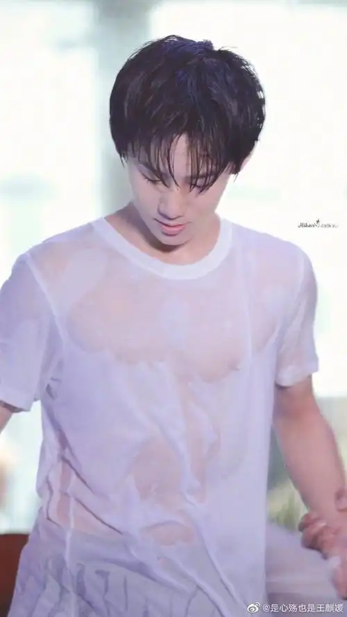 明星肌肉线条有多绝#别睡了,都起来看点深夜该看的张真源你真了不起!