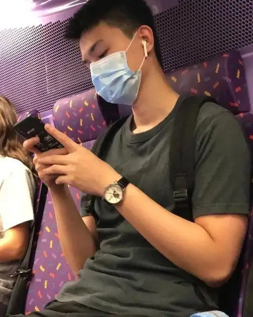 第二位是在公交车上的一位小哥哥,旦旦除了看到帅哥外,关注的重点是