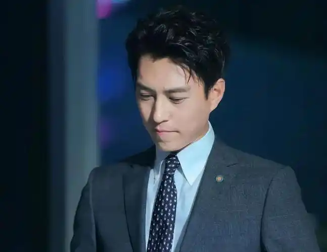 探悉靳东国家一级演员荣誉才发现他背景雄厚多重职位来头不小