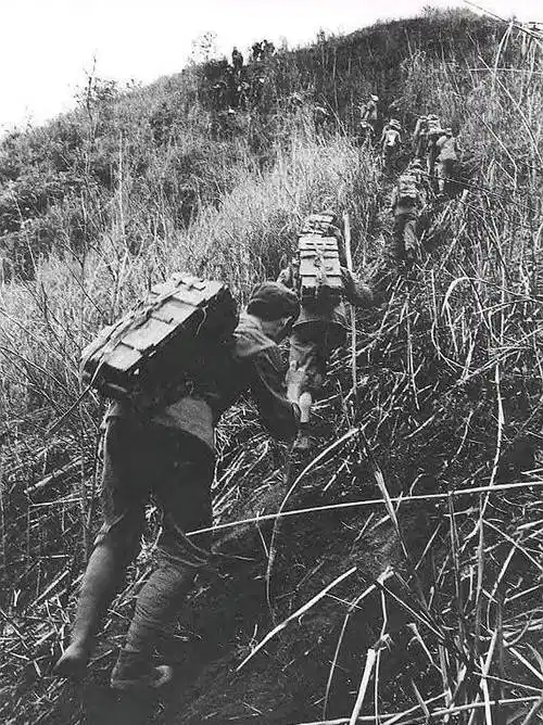 对越自卫反击战珍贵照片:最后拿出自己心爱人照片的战士让人感动_越南