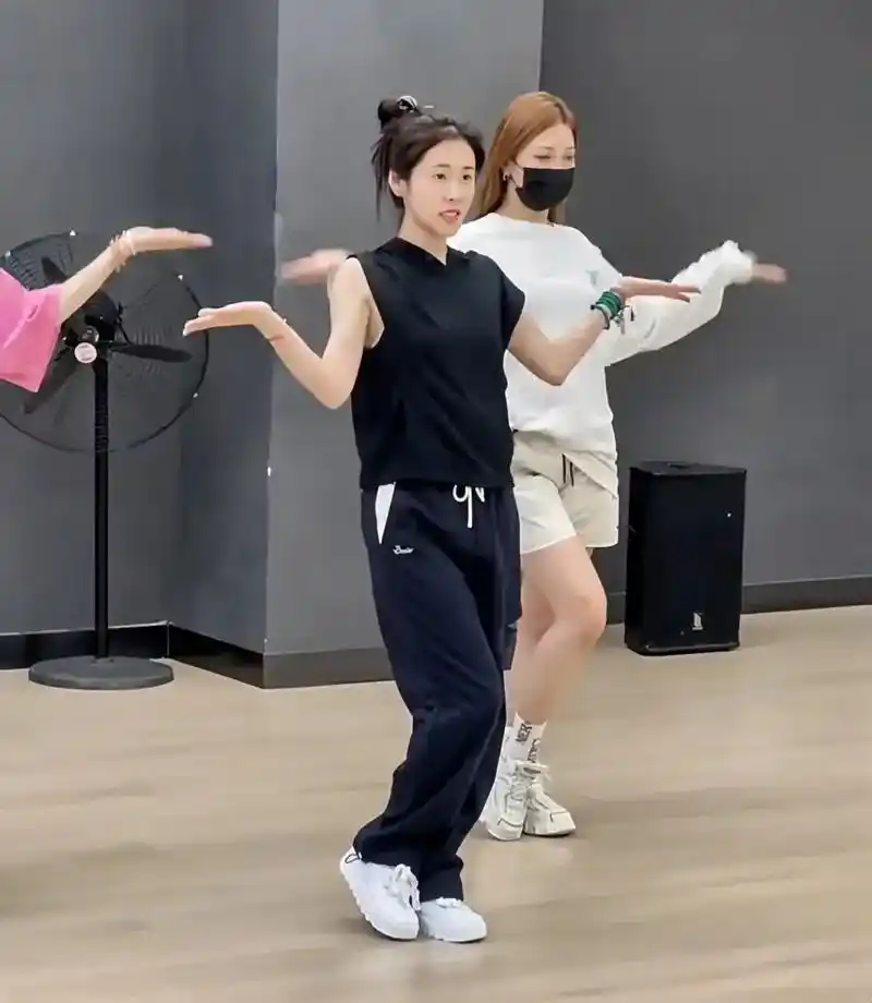 张碧晨素颜练舞生图!