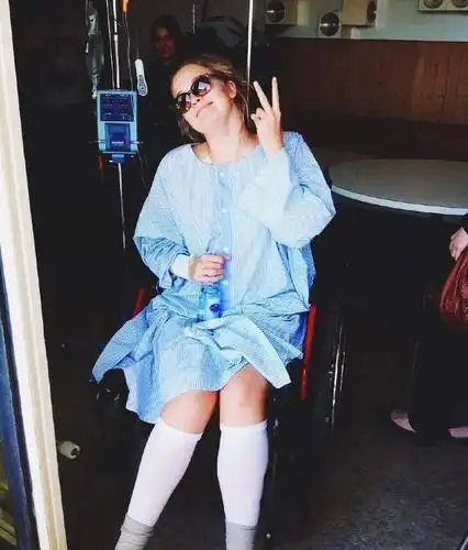 澳洲25岁网红美女晒尿裤子照片这是怎么回事呢