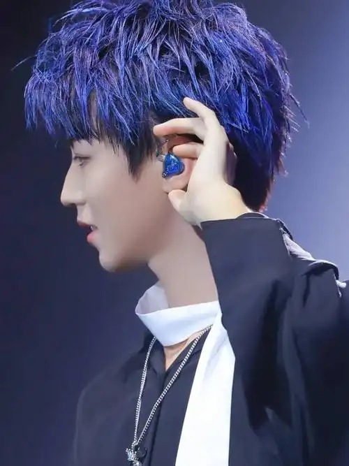 本以为王俊凯的蓝发造型惊艳,直到看见肖战同款,才知啥是神颜!