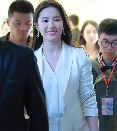 刘亦菲出席活动,白西装衬托肌肤白到发光