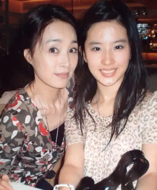 本以为刘亦菲颜值很高了直到看到她家里人颜值网友直呼太美了