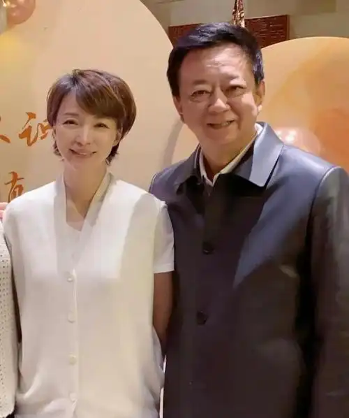 董卿带娃逛街,9岁儿子身高到她肩膀,乖巧懂事陪妈妈挑选首饰|周涛