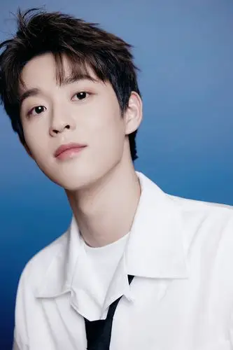 吴宇恒携礼物暖心扫楼 儿童节现场童趣十足